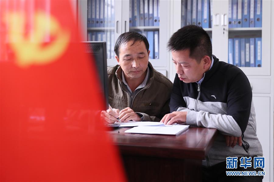 （新華全媒頭條&middot;十九大特別報(bào)道&middot;圖文互動）（15）再塑黨的形象的偉大工程&mdash;&mdash;中國共產(chǎn)黨自身建設(shè)的五年探索之路