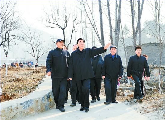 11月27日，省委書記、省人大常委會主任張慶黎到加強(qiáng)基層建設(shè)年活動(dòng)聯(lián)系點(diǎn)淶水縣悟空寺村看望慰問村民，向當(dāng)?shù)馗刹咳罕娦v黨的十八大精神。這是張慶黎在悟空寺村詳細(xì)了解村容村貌的建設(shè)情況。郭昭 攝