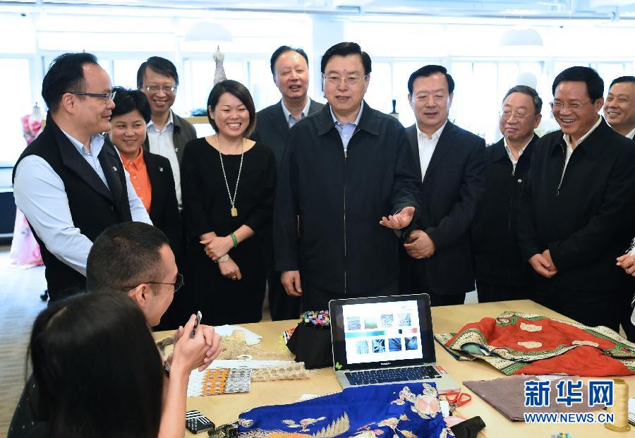 5月8日至11日，中共中央政治局常委、全國人大常委會(huì)委員長張德江在浙江調(diào)研。這是5月9日，張德江來到位于嘉興市的雅瑩服裝有限公司，了解公司的服裝設(shè)計(jì)、生產(chǎn)和銷售情況。新華社記者 馬占成 攝 