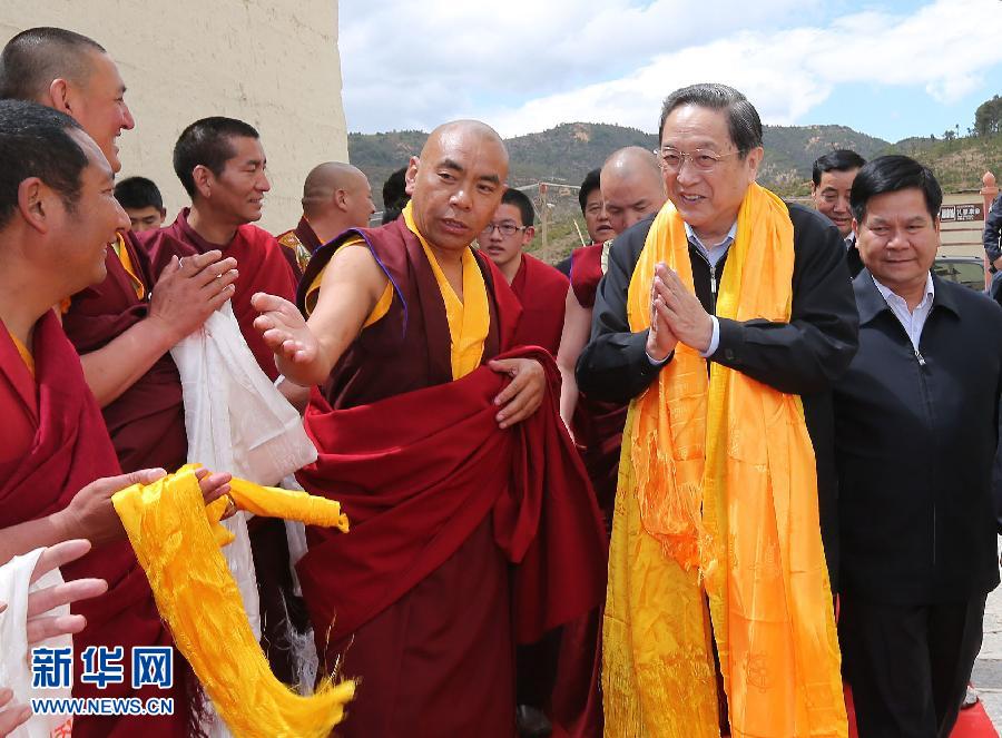 這是5月16日，俞正聲在松贊林寺看望宗教界人士。 新華社記者 劉衛(wèi)兵 攝
