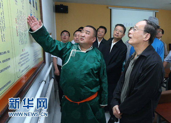 這是7月3日，王岐山在巴彥德力格爾嘎查&ldquo;兩委&rdquo;活動(dòng)室了解基層黨建情況。新華社記者 龐興雷 攝