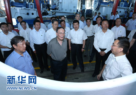 這是7月3日，王岐山在內(nèi)蒙古海裝風(fēng)電設(shè)備有限公司考察。新華社記者 龐興雷 攝 