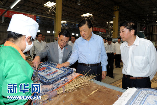 這是7月18日，劉云山在青海藏羊地毯集團有限公司調研。新華社記者 饒愛民 攝