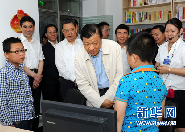 7月17日至19日，中共中央政治局常委、中央書記處書記劉云山在青海調研。這是7月18日，劉云山在西寧市南山西社區(qū)調研。 新華社記者饒愛民 攝