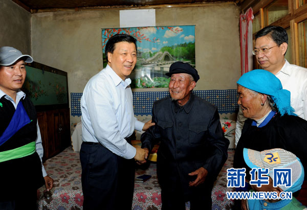 7月17日至19日，中共中央政治局常委、中央書記處書記劉云山在青海調研。這是7月17日，劉云山在海東市互助土族自治縣東山鄉(xiāng)白牙合村看望老黨員。新華社記者 饒愛民 攝