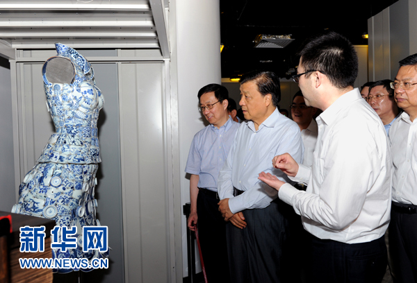 這是7月22日，劉云山在上海國家對(duì)外文化貿(mào)易基地調(diào)研。新華社記者 饒愛民 攝 