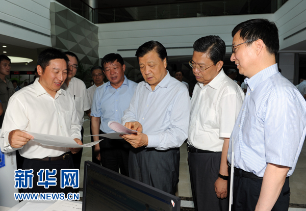  7月22日至23日，中共中央政治局常委、中央書記處書記劉云山在上海調(diào)研。這是7月22日，劉云山在中國（上海）自貿(mào)試驗(yàn)區(qū)外高橋綜合服務(wù)大廳調(diào)研。新華社記者 饒愛民 攝 