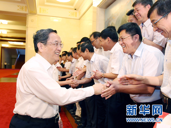 會前，俞正聲、張高麗接見援藏干部代表，向參加對口支援西藏工作的各地區(qū)各部門各單位和廣大援藏干部表示誠摯問候。新華社記者 姚大偉 攝