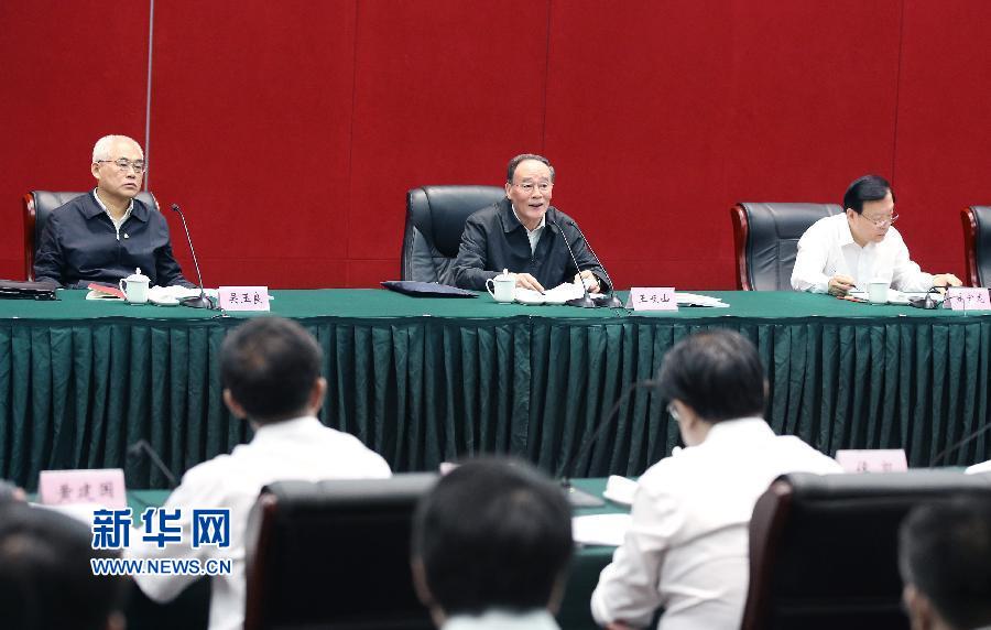 5月8日至10日，中共中央政治局常委、中央紀(jì)委書記王岐山到浙江省調(diào)研，并主持召開部分省區(qū)市紀(jì)委書記座談會(huì)。這是5月9日，王岐山在嘉興主持召開部分省區(qū)市紀(jì)委書記座談會(huì)。新華社記者 姚大偉 攝 