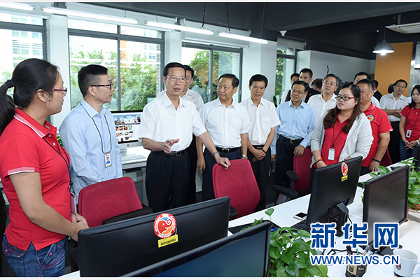9月16日至18日，中共中央政治局常委、國務院副總理張高麗在廣西調研。這是9月17日，張高麗在南寧美麗傳說公司調研承接產(chǎn)業(yè)轉移和開展跨境電子商務情況。 新華社記者張鐸攝 
