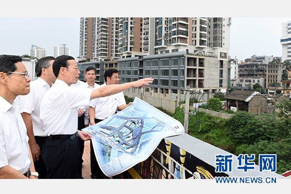 9月16日至18日，中共中央政治局常委、國務院副總理張高麗在廣西調研。這是9月16日，張高麗實地考察南寧水街棚戶區(qū)改造項目現(xiàn)場。 新華社記者張鐸攝 