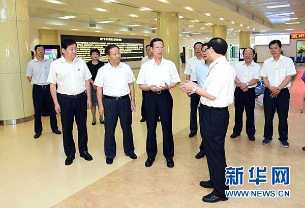 9月16日至18日，中共中央政治局常委、國務院副總理張高麗在廣西調研。這是9月17日，張高麗在南寧市公共資源交易中心對外服務大廳了解自治區(qū)簡政放權有關工作。 新華社記者張鐸攝