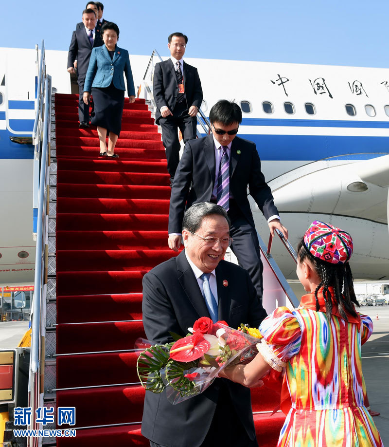 9月25日，以中共中央政治局常委、全國(guó)政協(xié)主席俞正聲為團(tuán)長(zhǎng)的中央代表團(tuán)飛抵烏魯木齊，出席新疆維吾爾自治區(qū)成立60周年慶祝活動(dòng)。新華社記者 饒愛(ài)民 攝