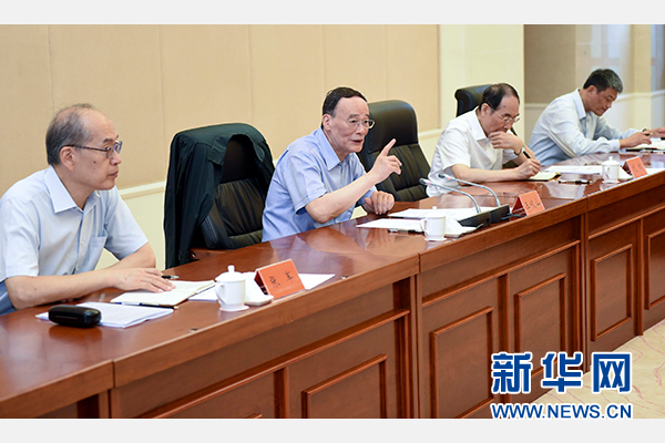 9月24日至26日，中共中央政治局常委、中央紀委書記王岐山在福建調研。這是9月25日，王岐山在上杭縣古田鎮(zhèn)主持召開座談會，聽取黨員和群眾代表對修訂廉政準則和黨紀處分條例的意見建議。新華社記者張鐸攝