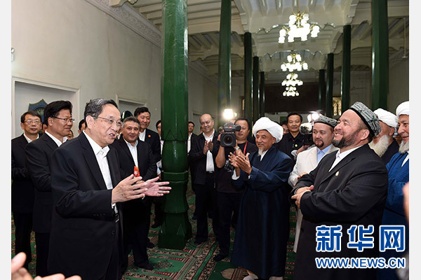 9月26日，中共中央政治局常委、全國政協(xié)主席、中央代表團(tuán)團(tuán)長俞正聲率中央代表團(tuán)部分成員赴喀什看望各族干部群眾。這是俞正聲等來到喀什市艾提尕爾清真寺，與喀什地區(qū)宗教人士代表交流。新華社記者 饒愛民 攝  