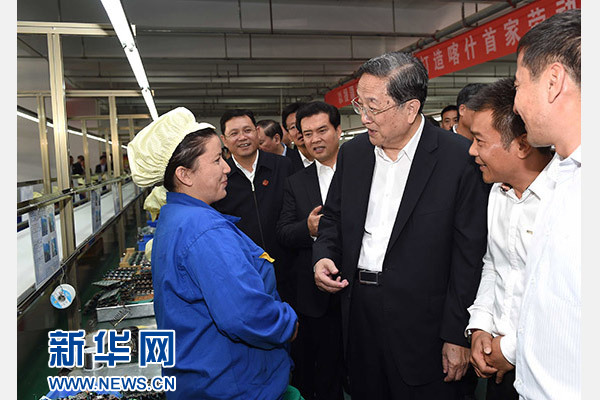 這是俞正聲等在喀什經(jīng)濟(jì)開發(fā)區(qū)深圳產(chǎn)業(yè)園視察電子產(chǎn)品生產(chǎn)線，并與現(xiàn)場工人親切交流。新華社記者 饒愛民 攝