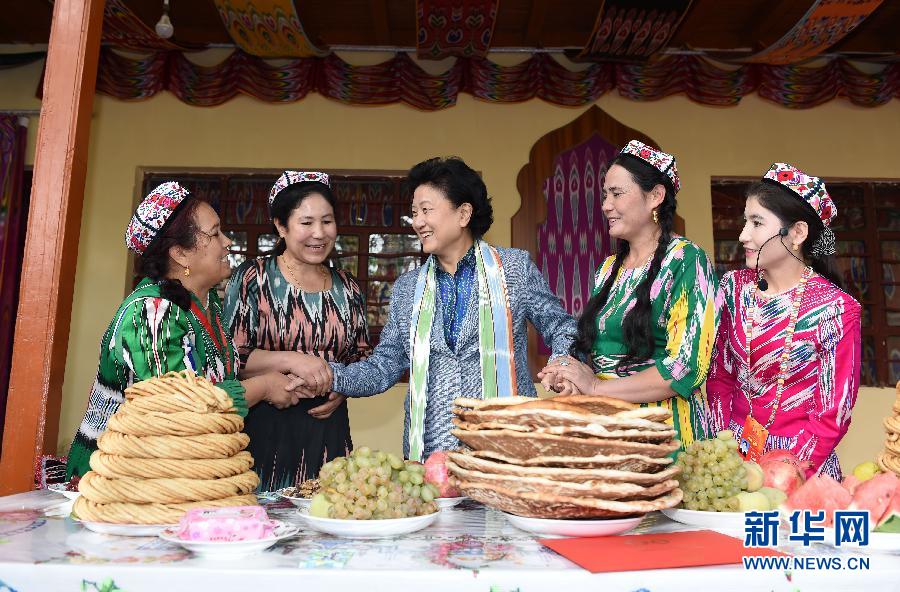 　9月26日，中共中央政治局委員、國(guó)務(wù)院副總理、中央代表團(tuán)副團(tuán)長(zhǎng)劉延?xùn)|率中央代表團(tuán)分團(tuán)到和田地區(qū)看望慰問各族干部群眾。這是劉延?xùn)|在和田市吉亞鄉(xiāng)喀勒塔吐格曼村與維吾爾族群眾在一起。新華社記者張領(lǐng)攝