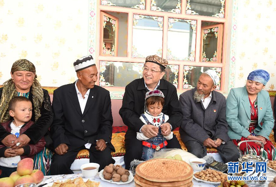 9月27日，中共中央政治局常委、全國(guó)政協(xié)主席、中央代表團(tuán)團(tuán)長(zhǎng)俞正聲率中央代表團(tuán)部分成員赴喀什地區(qū)莎車(chē)縣看望各族干部群眾。這是俞正聲在莎車(chē)縣艾力西湖鎮(zhèn)21村看望維吾爾族村民阿布來(lái)提&middot;阿不力孜一家。新華社記者 高潔 攝