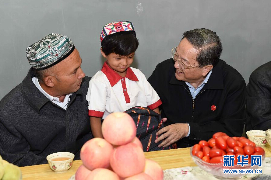 9月27日，中共中央政治局常委、全國(guó)政協(xié)主席、中央代表團(tuán)團(tuán)長(zhǎng)俞正聲率中央代表團(tuán)部分成員赴喀什地區(qū)莎車(chē)縣看望各族干部群眾。這是俞正聲到新疆生產(chǎn)建設(shè)兵團(tuán)第三師莎車(chē)農(nóng)場(chǎng)維吾爾族團(tuán)場(chǎng)職工家中看望，并向小朋友贈(zèng)送學(xué)習(xí)用品。新華社記者 饒愛(ài)民 攝