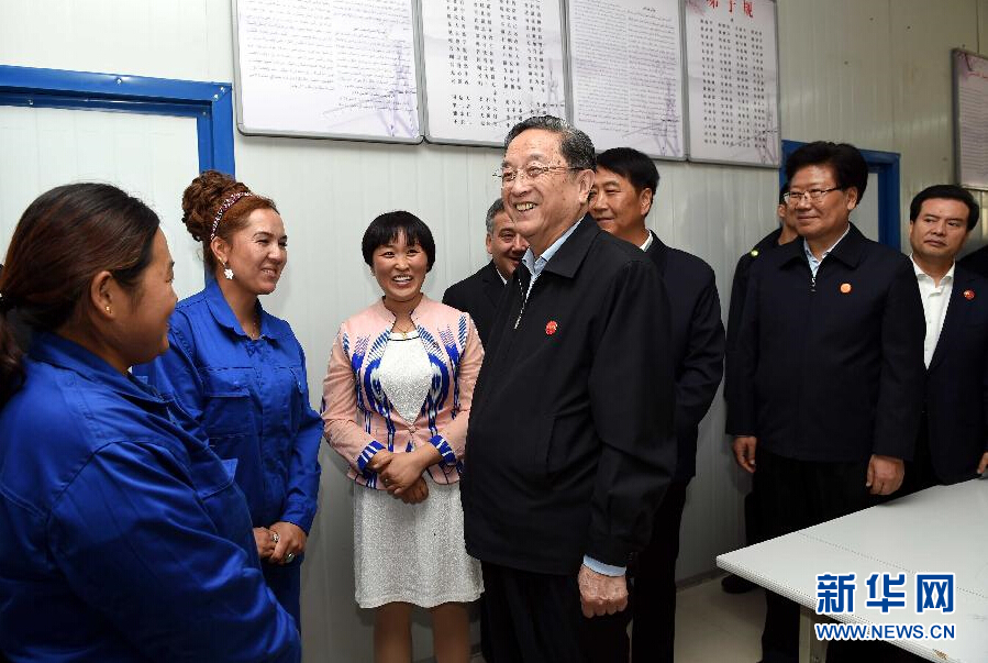 9月27日，中共中央政治局常委、全國(guó)政協(xié)主席、中央代表團(tuán)團(tuán)長(zhǎng)俞正聲率中央代表團(tuán)部分成員來(lái)到新疆英吉沙縣喀什中興手套有限公司考察。新華社記者 饒愛(ài)民 攝 