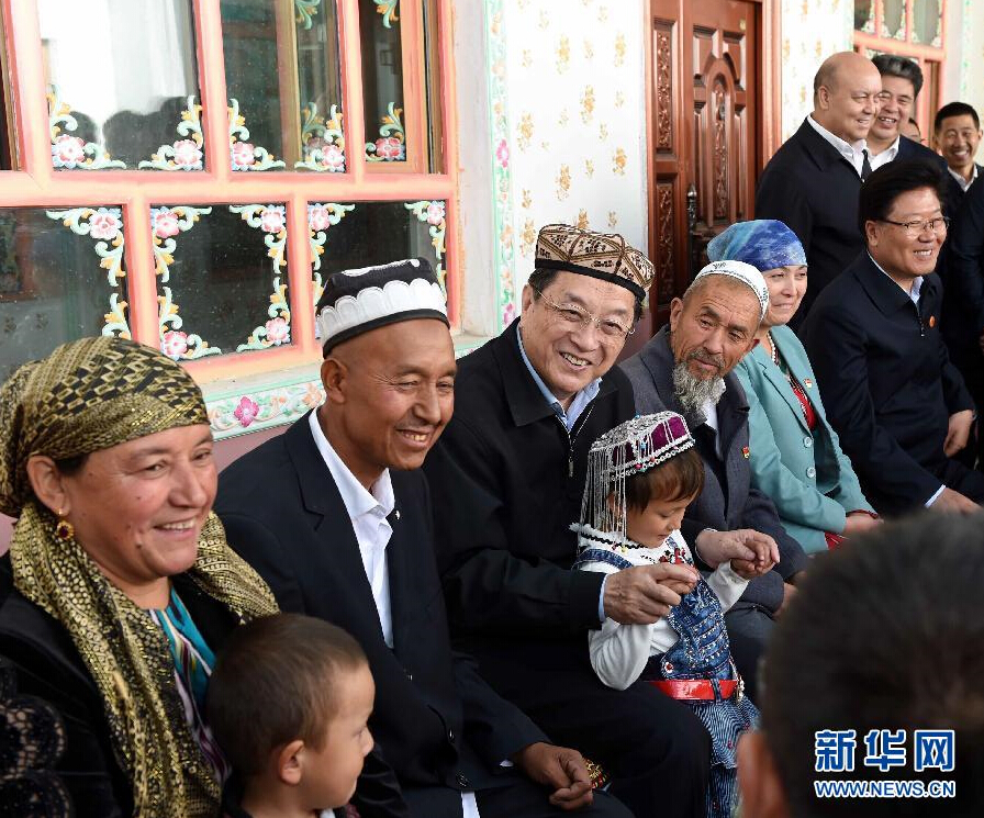9月27日，中共中央政治局常委、全國(guó)政協(xié)主席、中央代表團(tuán)團(tuán)長(zhǎng)俞正聲率中央代表團(tuán)部分成員赴喀什地區(qū)莎車(chē)縣看望各族干部群眾。這是俞正聲在莎車(chē)縣艾力西湖鎮(zhèn)21村看望維吾爾族村民阿布來(lái)提&middot;阿不力孜一家。新華社記者 饒愛(ài)民 攝