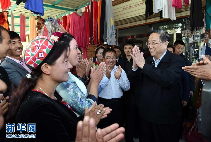 9月27日，中共中央政治局常委、全國(guó)政協(xié)主席、中央代表團(tuán)團(tuán)長(zhǎng)俞正聲率中央代表團(tuán)部分成員赴喀什地區(qū)莎車(chē)縣看望各族干部群眾。這是俞正聲在莎車(chē)縣艾力西湖鎮(zhèn)21村看望慰問(wèn)維吾爾族群眾。新華社記者 饒愛(ài)民 攝