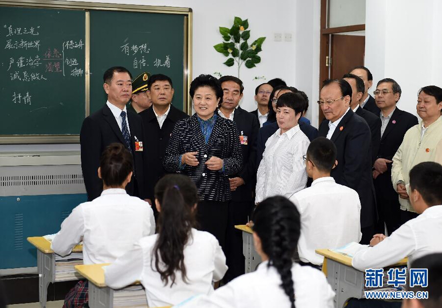 9月27日，中共中央政治局委員、國務院副總理、中央代表團副團長劉延東率中央代表團分團，帶著黨中央、國務院的親切關懷和全國各族人民的深切情誼，來到和田地區(qū)、阿克蘇地區(qū)慰問各族干部群眾，并祝賀大家中秋節(jié)快樂。這是劉延東視察對口援建的和田天津中學。新華社記者 張領 攝