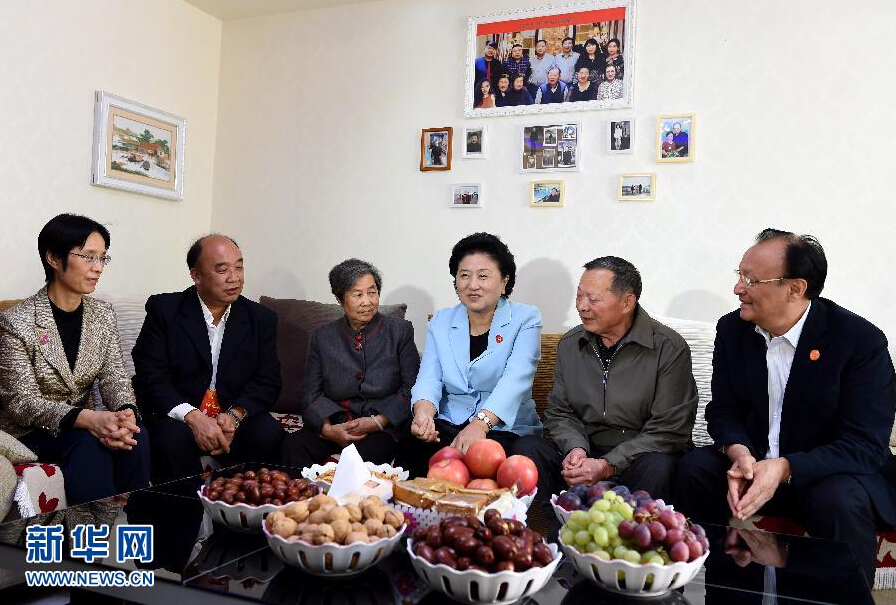 9月27日，中共中央政治局委員、國務院副總理、中央代表團副團長劉延東率中央代表團分團，帶著黨中央、國務院的親切關懷和全國各族人民的深切情誼，來到和田地區(qū)、阿克蘇地區(qū)慰問各族干部群眾，并祝賀大家中秋節(jié)快樂。這是劉延東來到新疆生產(chǎn)建設兵團第一師五團團場退休職工包春祥家中慰問。新華社記者 張領 攝