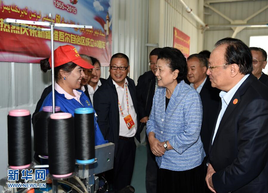 9月28日，中共中央政治局委員、國務(wù)院副總理、中央代表團(tuán)副團(tuán)長劉延?xùn)|率中央代表團(tuán)分團(tuán)赴阿克蘇地區(qū)、伊犁哈薩克自治州慰問，與各族干部群眾共度節(jié)日、共享歡樂。這是劉延?xùn)|在阿克蘇紡織工業(yè)城慰問棉紡工人。新華社記者張領(lǐng)攝
