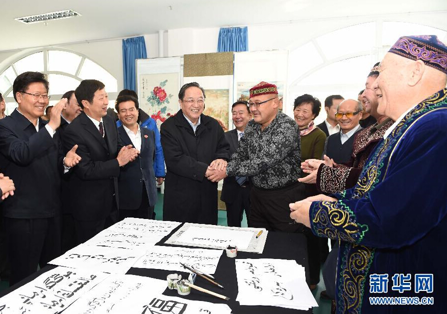 9月29日，中共中央政治局常委、全國(guó)政協(xié)主席、中央代表團(tuán)團(tuán)長(zhǎng)俞正聲率中央代表團(tuán)部分成員赴阿勒泰地區(qū)看望各族干部群眾。這是俞正聲來(lái)到阿勒泰地區(qū)老年人活動(dòng)中心，觀看老同志書畫展，同老同志親切交談。新華社記者 高潔 攝