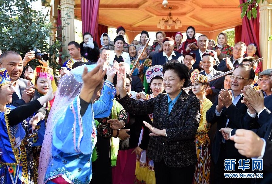 9月29日，中共中央政治局委員、國務(wù)院副總理、中央代表團(tuán)副團(tuán)長劉延?xùn)|率中央代表團(tuán)分團(tuán)在伊犁哈薩克自治州看望慰問各族干部群眾。這是劉延?xùn)|在伊寧市漢賓鄉(xiāng)發(fā)展村考察慰問時(shí)與表演維吾爾族傳統(tǒng)歌舞&ldquo;麥西來甫&rdquo;的村民們交流。新華社記者張領(lǐng)攝
