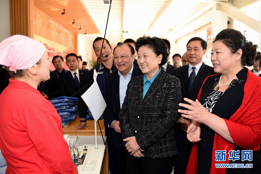 9月29日，中共中央政治局委員、國務(wù)院副總理、中央代表團(tuán)副團(tuán)長劉延?xùn)|率中央代表團(tuán)分團(tuán)在伊犁哈薩克自治州看望慰問各族干部群眾。這是劉延?xùn)|來到伊寧市坤漠服裝有限公司考察慰問，與維吾爾族女工阿里雅&middot;克里木親切交談。新華社記者張領(lǐng)攝