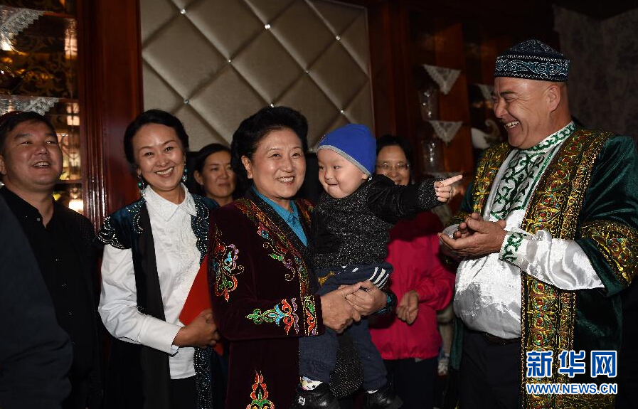 9月29日，中共中央政治局委員、國務(wù)院副總理、中央代表團(tuán)副團(tuán)長劉延?xùn)|率中央代表團(tuán)分團(tuán)在伊犁哈薩克自治州看望慰問各族干部群眾。這是劉延?xùn)|在伊寧市漢賓鄉(xiāng)發(fā)展村走訪慰問哈薩克族村民。新華社記者張領(lǐng)攝