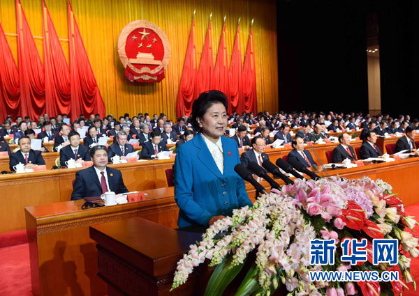 10月1日，慶祝中華人民共和國成立66周年暨新疆維吾爾自治區(qū)成立60周年大會在新疆人民會堂隆重舉行。這是中共中央政治局委員、國務院副總理、中央代表團副團長劉延東宣讀中共中央、全國人大常委會、國務院、全國政協(xié)、中央軍委關于慶祝新疆維吾爾自治區(qū)成立60周年的賀電。新華社記者 饒愛民 攝 