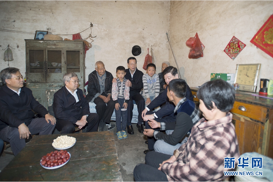 10月22日至23日，中共中央政治局常委、國務(wù)院副總理張高麗在山東調(diào)研扶貧工作情況。這是10月22日，張高麗在菏澤市巨野縣田莊鎮(zhèn)后屯村入戶看望生活困難村民。 新華社記者 王曄 攝