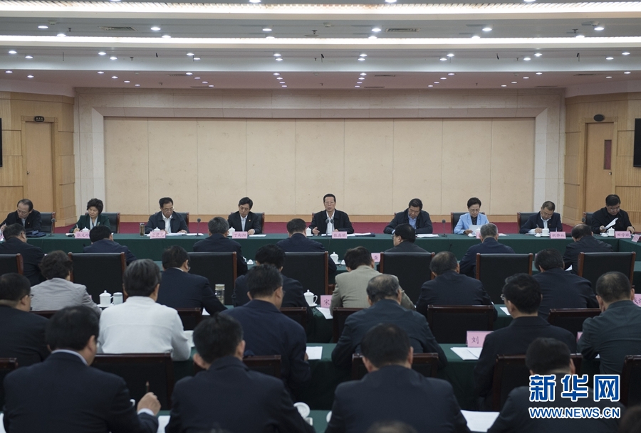 10月22日至23日，中共中央政治局常委、國務(wù)院副總理張高麗在山東調(diào)研扶貧工作情況。這是10月23日，張高麗在菏澤市主持召開扶貧工作座談會。 新華社記者 王曄 攝