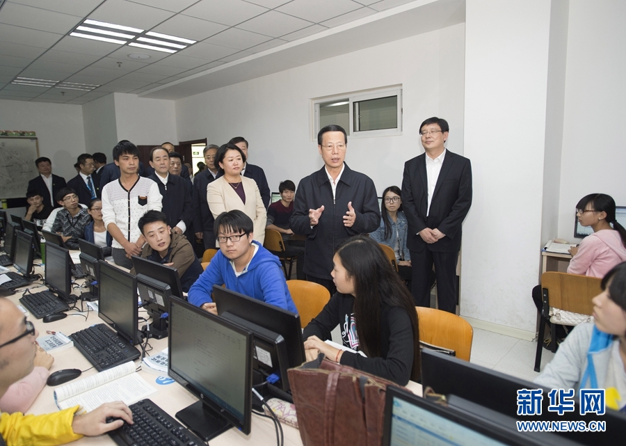 10月22日至23日，中共中央政治局常委、國務(wù)院副總理張高麗在山東調(diào)研扶貧工作情況。這是10月22日，張高麗在濟寧市惠普軟件人才實訓(xùn)基地調(diào)研教育培訓(xùn)脫貧有關(guān)情況。 新華社記者 王曄 攝