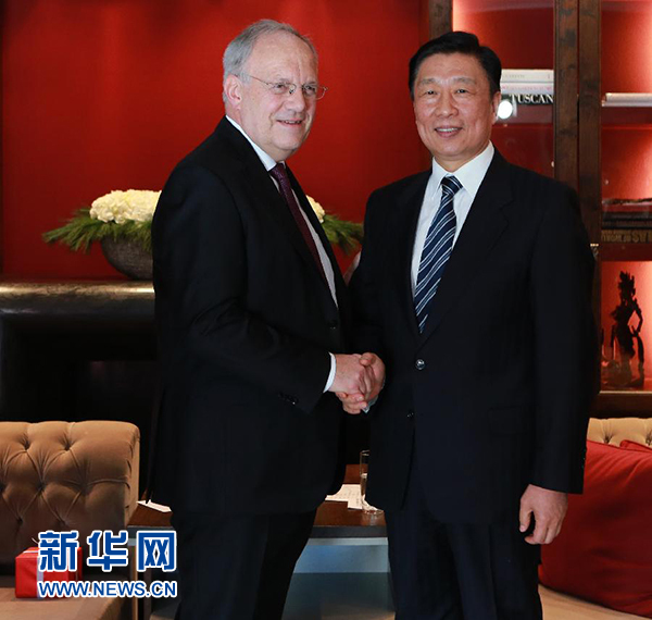 1月21日，中國(guó)國(guó)家副主席李源潮（右）在瑞士達(dá)沃斯會(huì)見(jiàn)瑞士聯(lián)邦主席施奈德－阿曼。 新華社記者羅歡歡攝