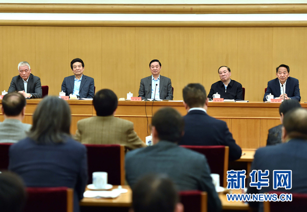 4月8日，中共中央政治局委員、中央書(shū)記處書(shū)記、中宣部部長(zhǎng)劉奇葆在北京同講好中國(guó)故事專家學(xué)者、文化交流使者研討班學(xué)員座談。 新華社記者李濤 攝