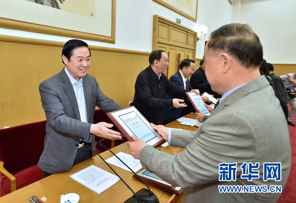 4月8日，中共中央政治局委員、中央書(shū)記處書(shū)記、中宣部部長(zhǎng)劉奇葆在北京同講好中國(guó)故事專家學(xué)者、文化交流使者研討班學(xué)員座談。這是劉奇葆在座談會(huì)上向獲得講好中國(guó)故事文化交流使者稱號(hào)的代表頒發(fā)證書(shū)。新華社記者 李濤 攝