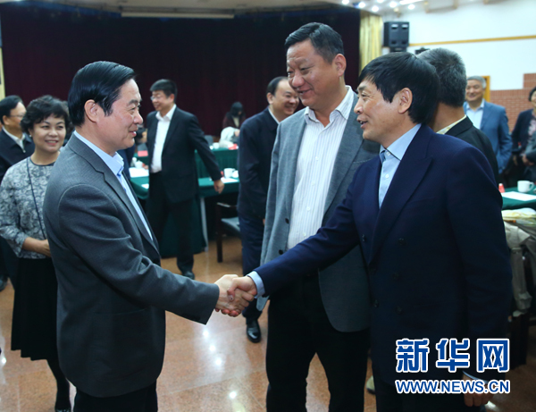 4月12日，中共中央政治局委員、中央書記處書記、中宣部部長(zhǎng)劉奇葆在北京出席&ldquo;走向世界的中國(guó)兒童文學(xué)&rdquo;座談會(huì)并講話。這是座談會(huì)后，劉奇葆與國(guó)際安徒生獎(jiǎng)獲得者、兒童文學(xué)作家曹文軒握手。新華社記者丁海濤攝