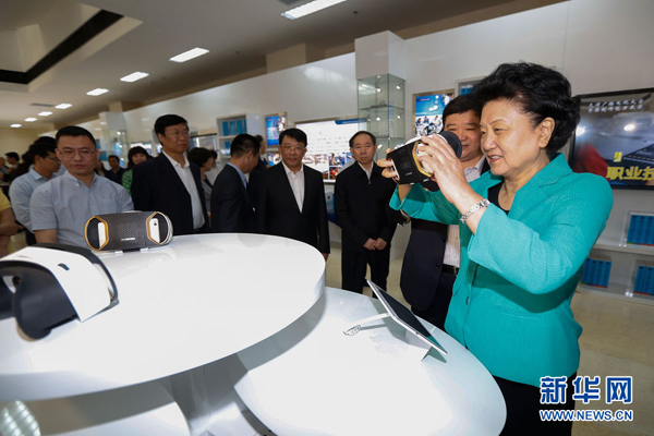 5月8日，中共中央政治局委員、國務院副總理劉延東在天津出席2016年職業(yè)教育活動周啟動儀式暨全國職業(yè)院校技能大賽開幕式。這是劉延東（右一）在天津廣播電視大學體驗區(qū)，通過全景VR設備體驗汽車修理培訓課程。新華社記者 沈伯韓攝