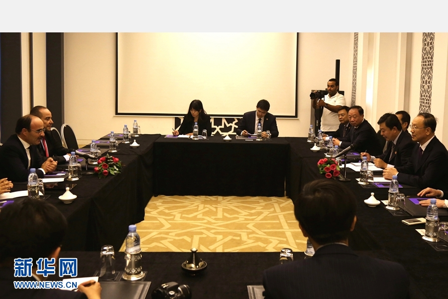 9月19日，在摩洛哥首都拉巴特，中共中央書記處書記、全國政協(xié)副主席杜青林（右一）會見摩洛哥真實性與現(xiàn)代黨總書記奧馬里（左一）。應(yīng)摩洛哥參議院邀請，中共中央書記處書記、全國政協(xié)副主席杜青林于18日至20日率中共代表團訪摩，分別會見政府首腦本&middot;基蘭、參議長本希馬、真實性與現(xiàn)代黨總書記奧馬里等。新華社記者劉鍇攝