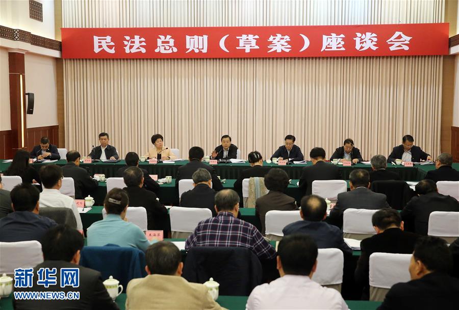 這是11月23日，張德江在成都主持召開座談會(huì)，11個(gè)省（區(qū)、市）人大常委會(huì)負(fù)責(zé)同志、部分全國(guó)人大代表、法律工作者及專家學(xué)者參加會(huì)議。新華社記者 劉衛(wèi)兵 攝 