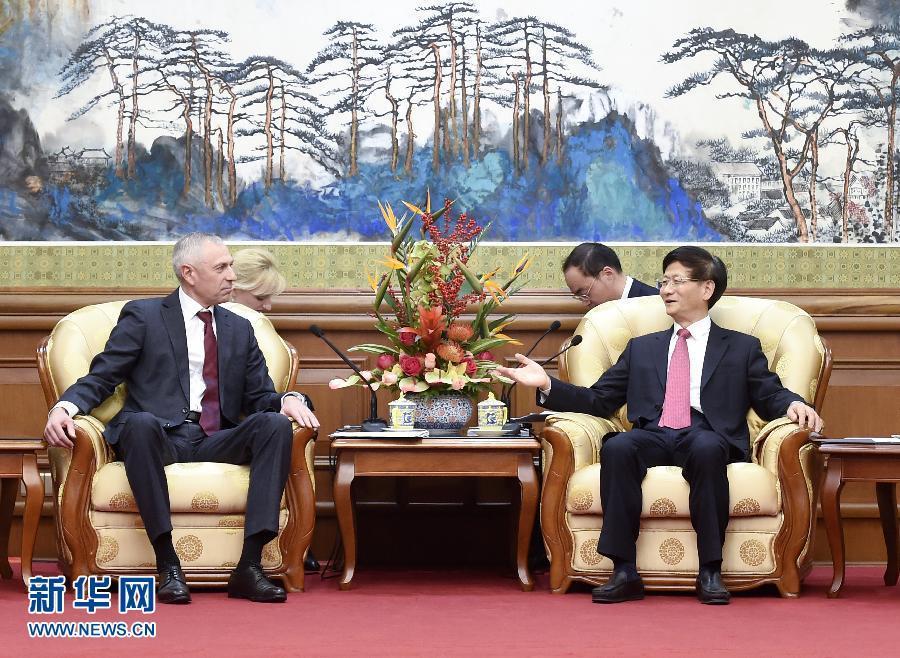 11月25日，中共中央政治局委員、中央政法委書記孟建柱在北京會(huì)見白俄羅斯總統(tǒng)辦公廳副主任米茨克維奇。 新華社記者燕雁攝 