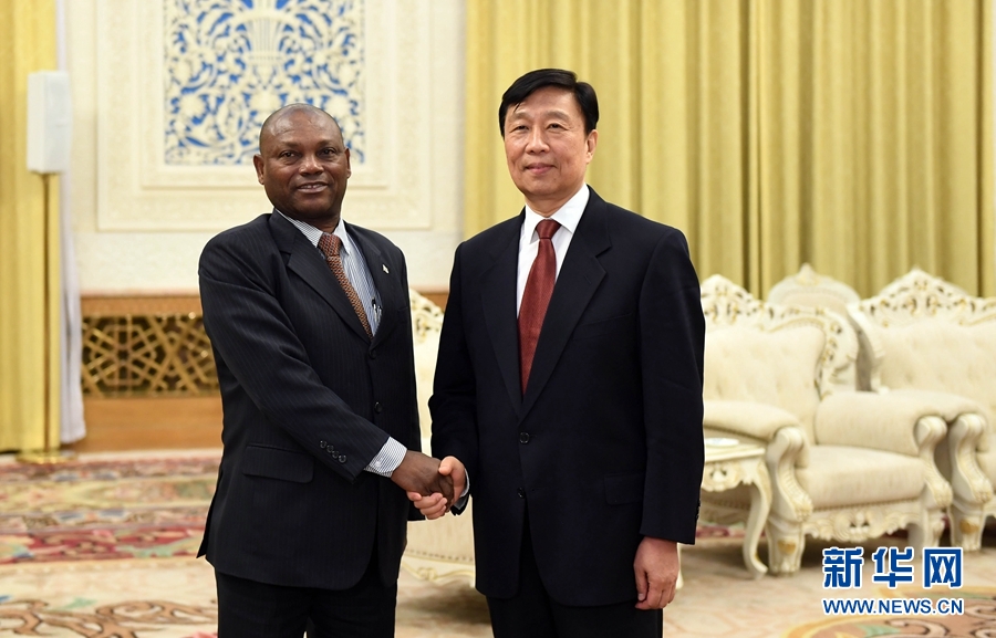 12月26日，國(guó)家副主席李源潮在北京會(huì)見(jiàn)圣多美和普林西比外交和海外僑民部部長(zhǎng)博特略。 新華社記者 張鐸 攝