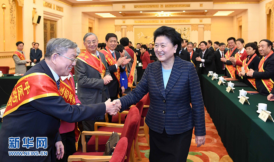 12月29日，中共中央政治局委員、國務(wù)院副總理劉延?xùn)|在北京與中醫(yī)藥高等學(xué)校教學(xué)名師座談。這是座談會(huì)前，劉延?xùn)|與獲得表彰的教師握手。新華社記者 張鐸 攝