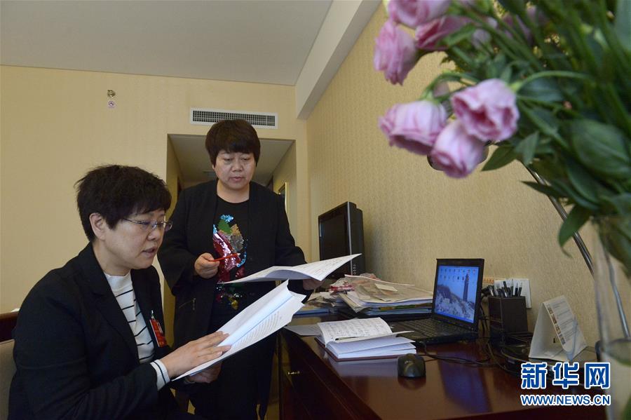 (兩會(huì))(1)“會(huì)休人不休”