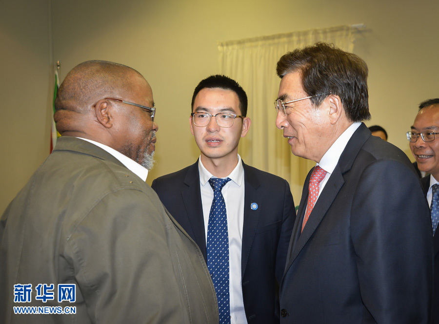 3月26日，中共中央政治局委員、北京市委書(shū)記郭金龍（前右）在南非約翰內(nèi)斯堡與執(zhí)政的南非非洲人國(guó)民大會(huì)總書(shū)記曼塔謝（前左）舉行工作會(huì)談。  新華社記者趙熙攝