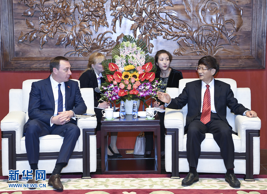 4月10日，中共中央政治局委員、中央政法委書記、中白政府間合作委員會中方主席孟建柱在北京會見白俄羅斯總統(tǒng)辦公廳副主任、中白政府間合作委員會白方主席斯諾普科夫。新華社記者 張領(lǐng) 攝